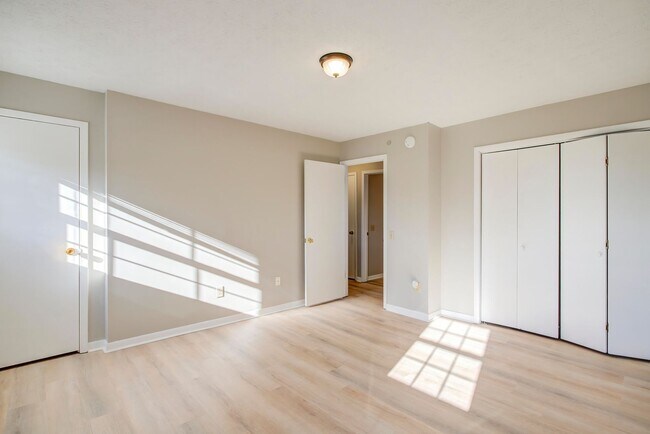 Building Photo - 5021 Emerald Dr