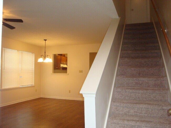 Building Photo - CUTE 2BR/2.5BA town house close to everything!