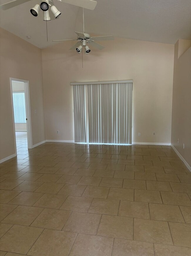 Building Photo - Spacious 3 Bd 2 Bth Home Available Now in Minneola!