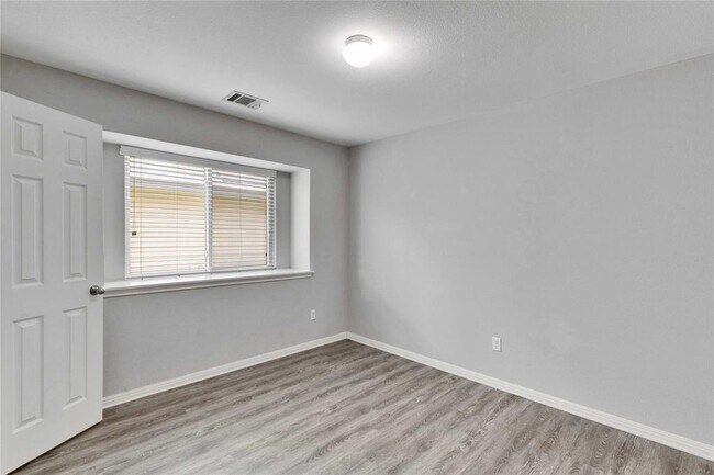 Building Photo - 907 Yabers Ct