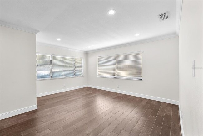 Building Photo - 2912 W Lake Ave