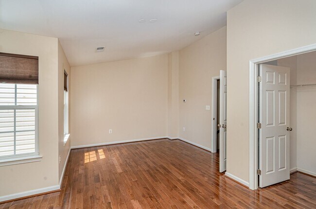 Building Photo - NORTH STAFFORD WELL MAINTAINED TOWNHOME FOR RENT