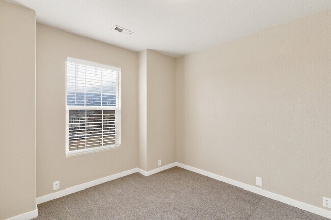 Building Photo - 2284 St Paul Dr