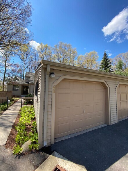 Building Photo - 40 Farmington Chase Cres