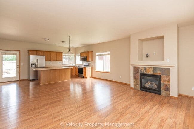 Building Photo - Charming Single Level Home!