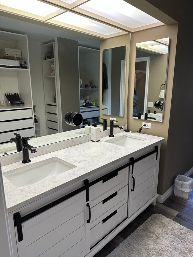 Building Photo - 14 Lago Norte