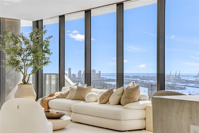 Building Photo - 700 NE 24th St