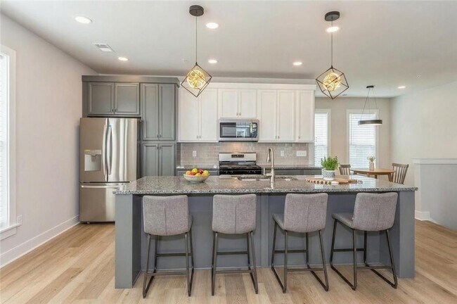 Building Photo - 701 Halcyon Ln