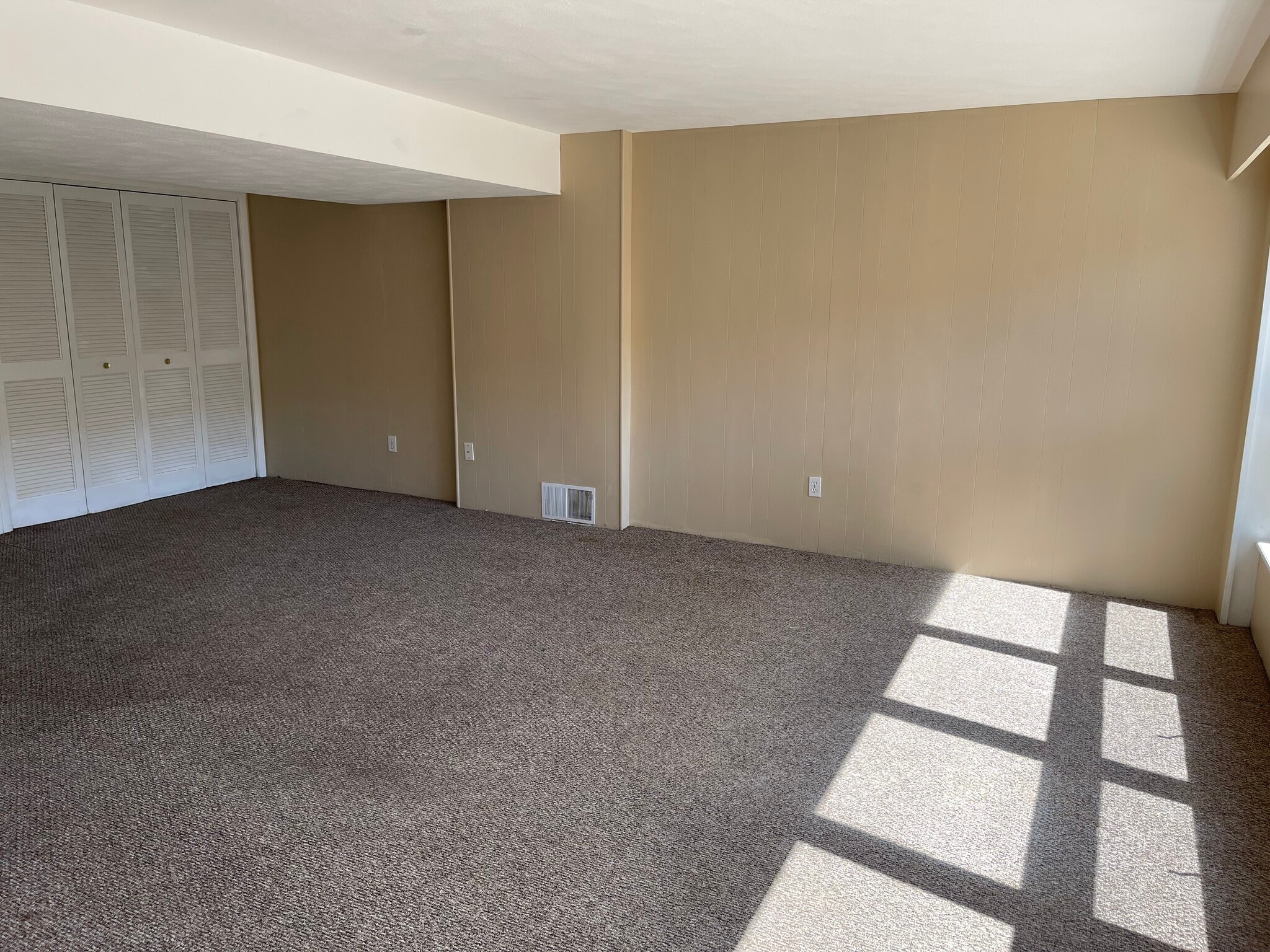 Building Photo - 3615 Kennedy Dr