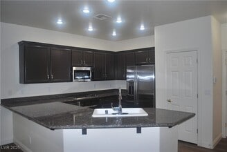 Building Photo - 10031 Cranbrook Falls Ct