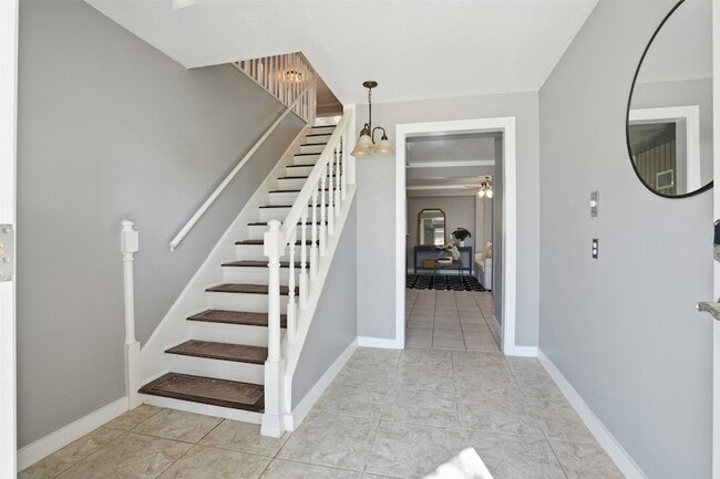 Building Photo - 818 Cedar Rd