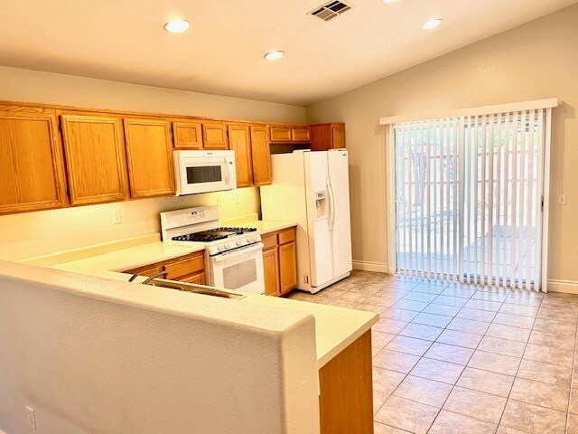 Kitchen/Breakfast Bar - 30277 Twain Dr