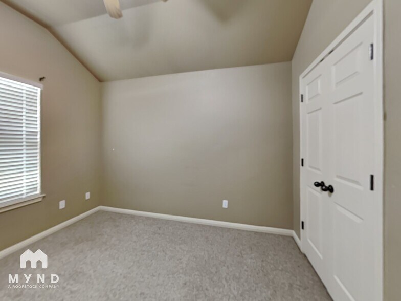 Building Photo - 3050 Pine Valley Dr