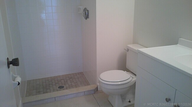 Building Photo - 1350 SE La Haven Ct