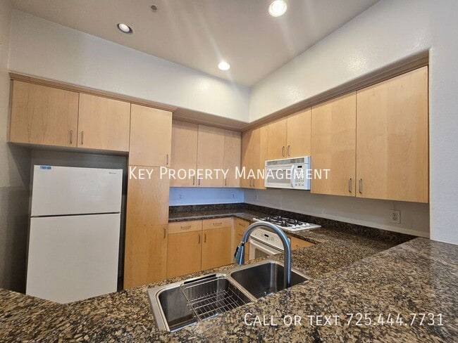 Building Photo - 2 Bedroom, 2 Bath Mid-Rise Condo off of La...