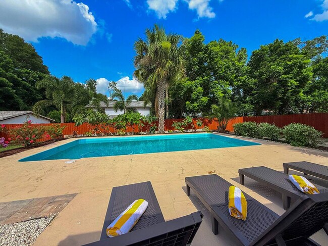 Building Photo - 904 15th St NE