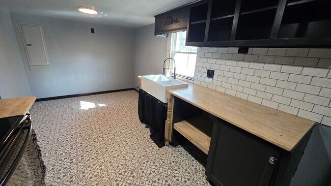 Building Photo - Unique 3 Bedroom Home