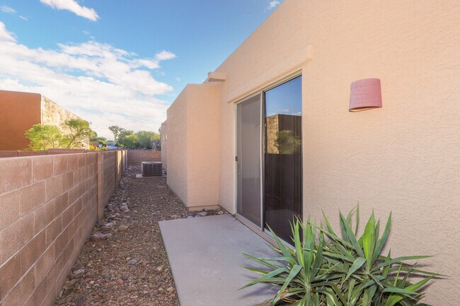 Building Photo - 2927 N Cardell Cir