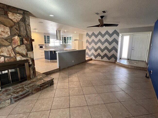 Building Photo - 7505 Pinedale Ave