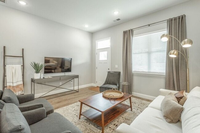 Building Photo - 531 Strong Ave