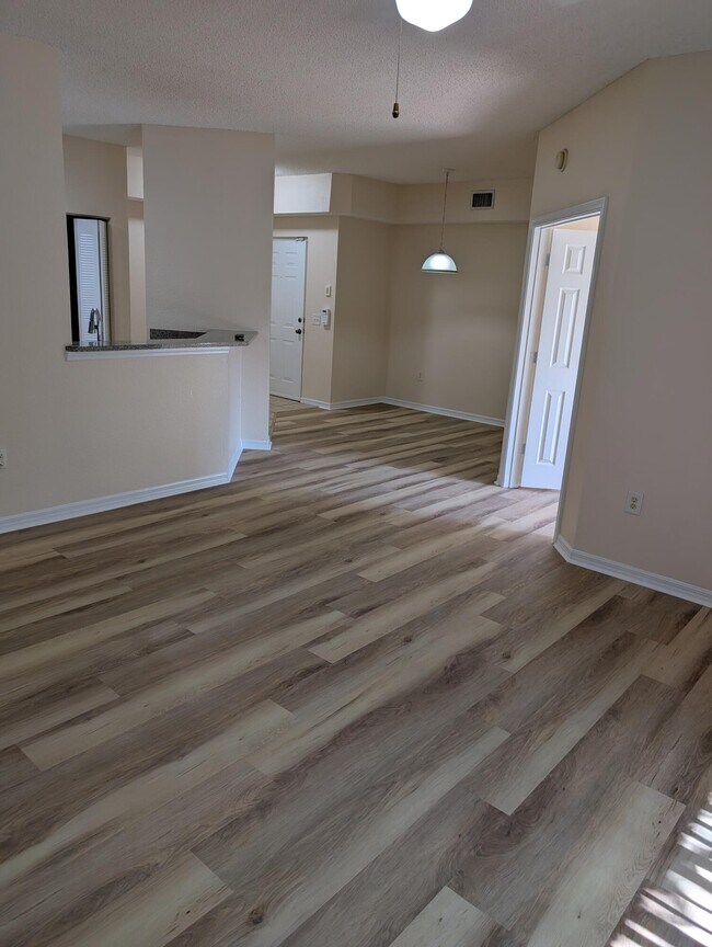 Building Photo - 350 Crestwood Cir