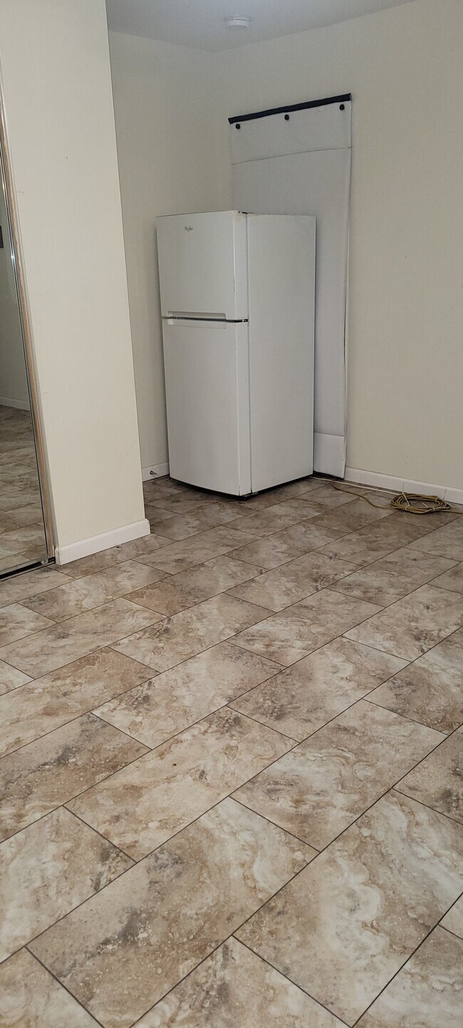 without furniture - 17446 Ludlow St