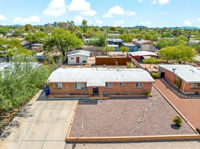 Building Photo - Spacious 4-Bedroom Home Near UA & Banner Health!