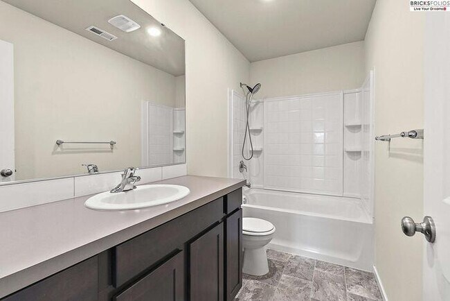 Building Photo - Puyallup Gem: Comfort and Style Combined!
