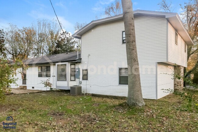 Building Photo - Your Dream Family House with 4 Bed and 2 Full Bath is Ready for Move-In!