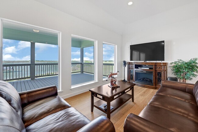 Building Photo - 747 Waypoint Dr
