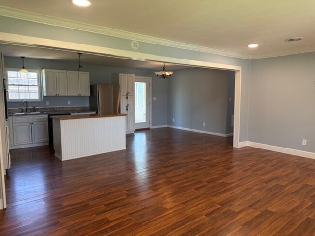 Building Photo - Seymour 37865 - One-level brick home with 3 bedrooms, 2 baths & bonus room - Call Linda Meese (86...