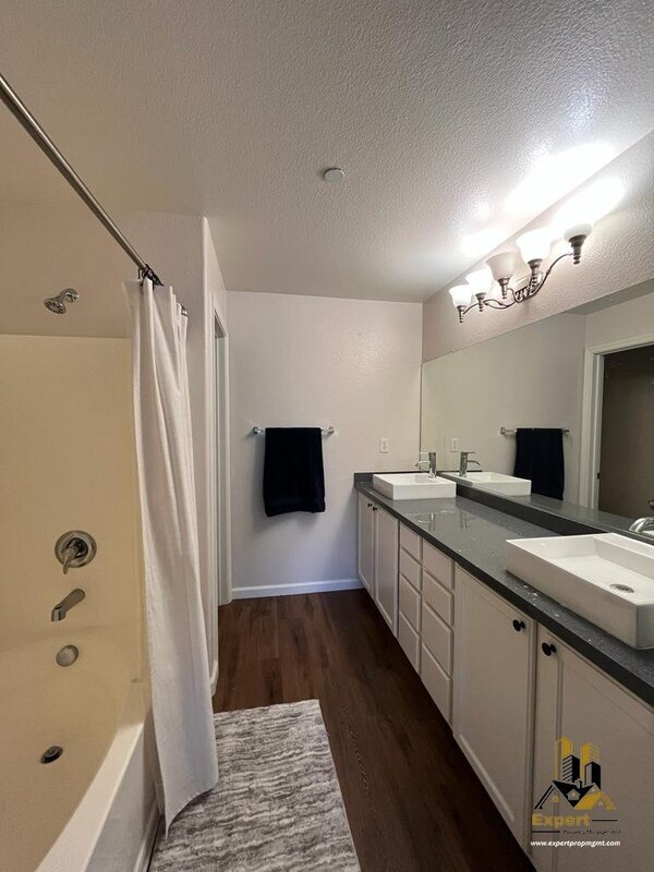 Building Photo - 305 Esplanade Cir