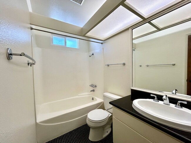 Building Photo - Stunning 3 Bed/3.5 Bath with Panoramic Views!