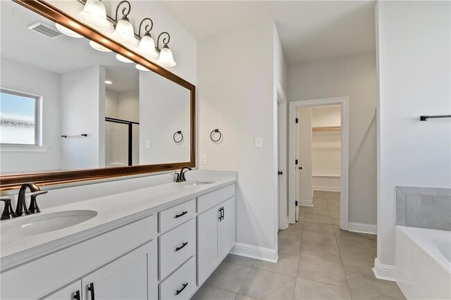 Building Photo - 553 Claiborne Trails Dr