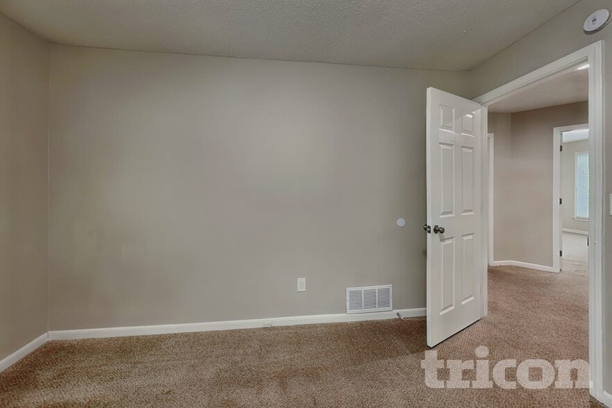 Building Photo - 9719 N Kenwood Ct