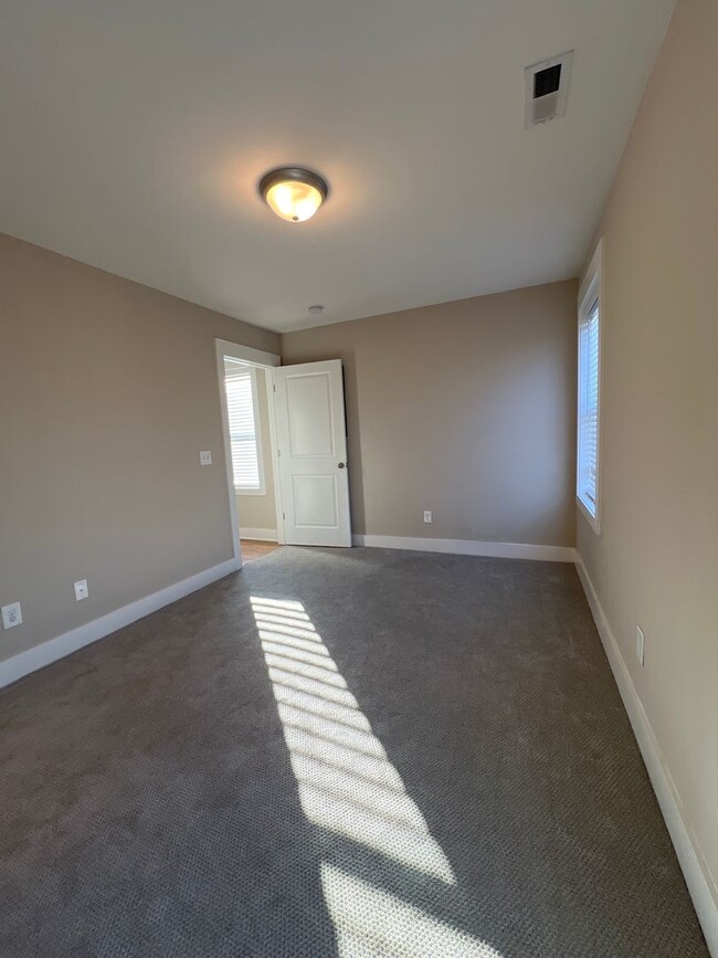 Building Photo - Beautiful Newer Build: Three Bedrooms in t...