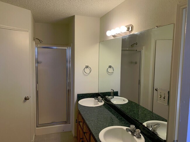 Building Photo - Single Family Home *LEASING SPECIAL AVAILA...
