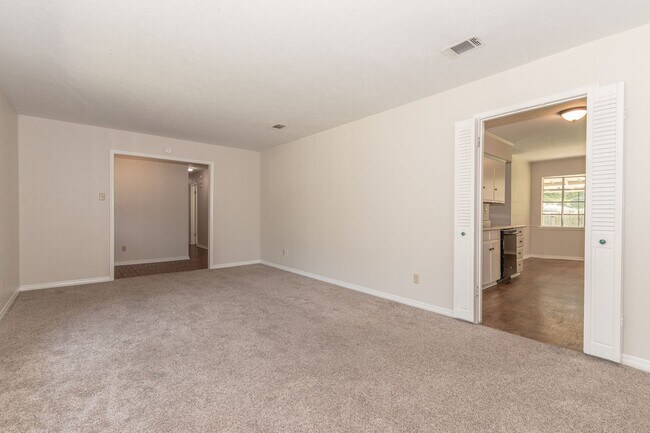 Building Photo - VERY large home in a great location!!