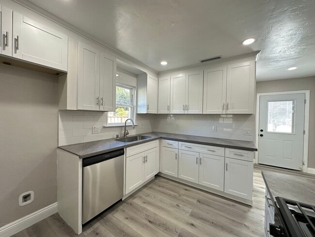Building Photo - Remodeled Gem in Desirable Neighborhood