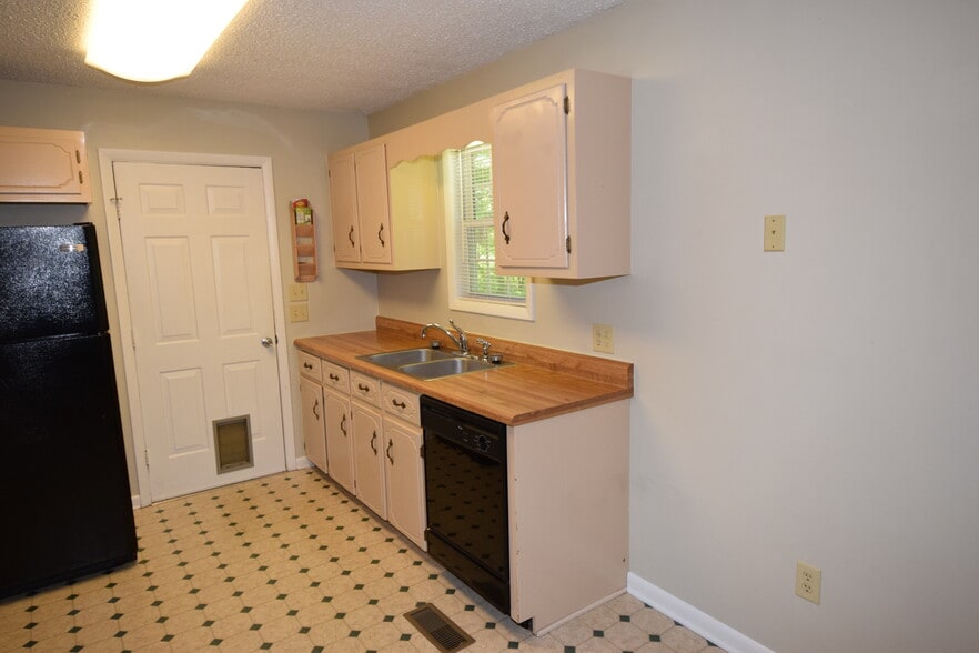 Building Photo - 16605 Janet Dr