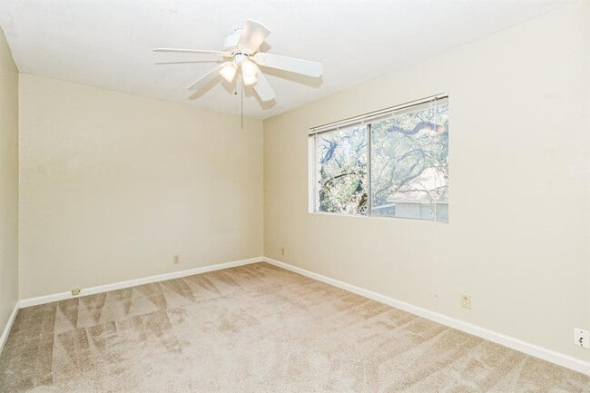 Building Photo - 9903 Hundred Oaks Cir