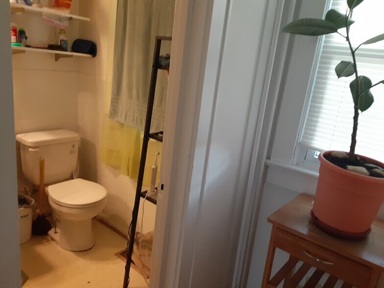 Building Photo - 444 Roanoke St E