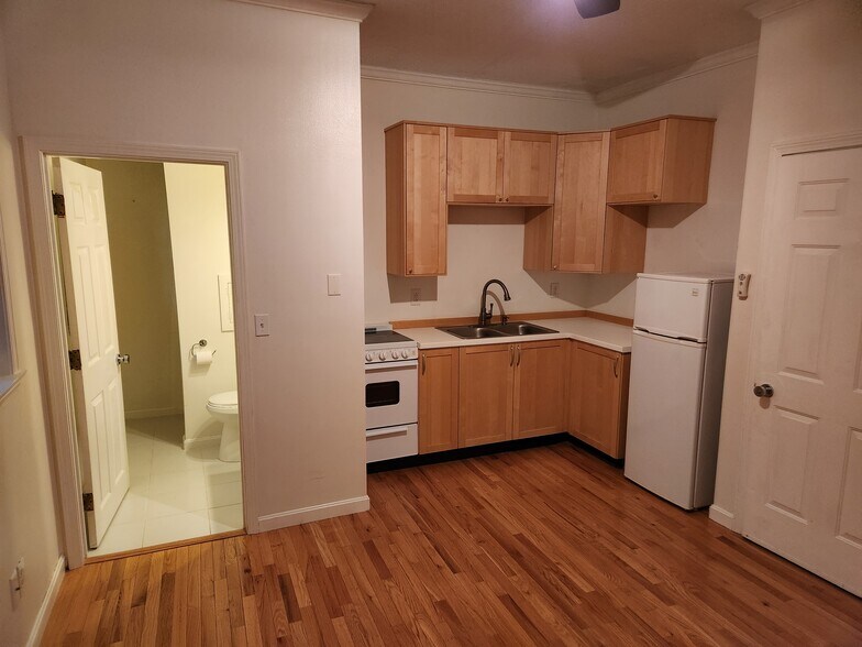 Studio apartment with bathroom and kitchen - 228 Newburyport Tpke