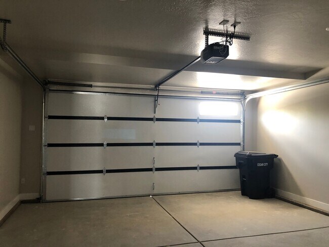 Building Photo - Reduced Rent Modern 3 Bedroom Home for Rent