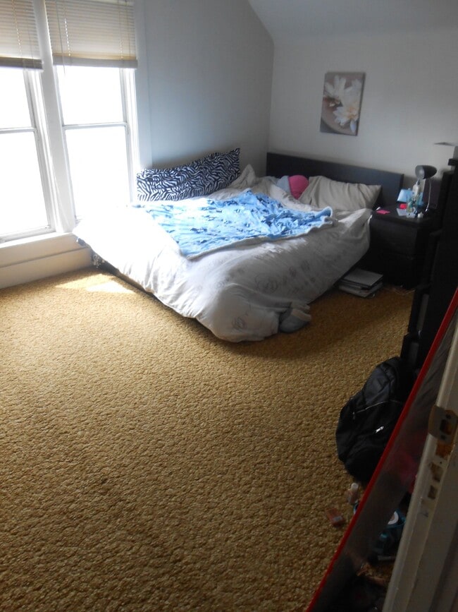 Building Photo - 3 Bed 1 Bath close to UWEC! Available June...