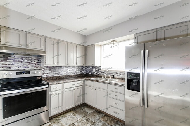 Building Photo - 650 Lilac Dr