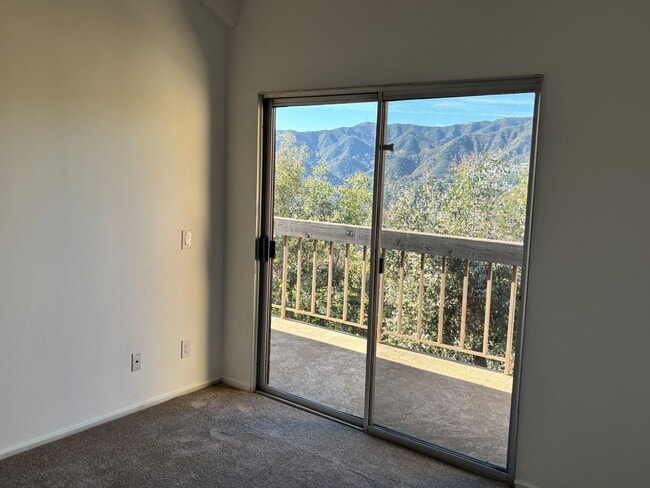 Building Photo - Gorgeous condo with Amazing Views!