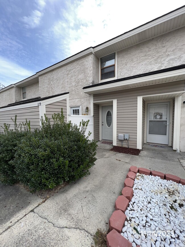 Building Photo - 727 S Main St Ext