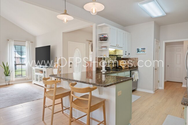 Building Photo - 3/2 in Destin!! AVAILABLE JULY 1