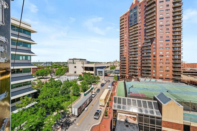 Building Photo - 400 Walnut St